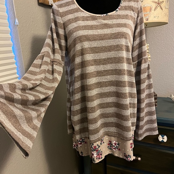 SUZANNE BETRO Beautiful stripe and floral long sleeve top!! Size L - Picture 4 of 8